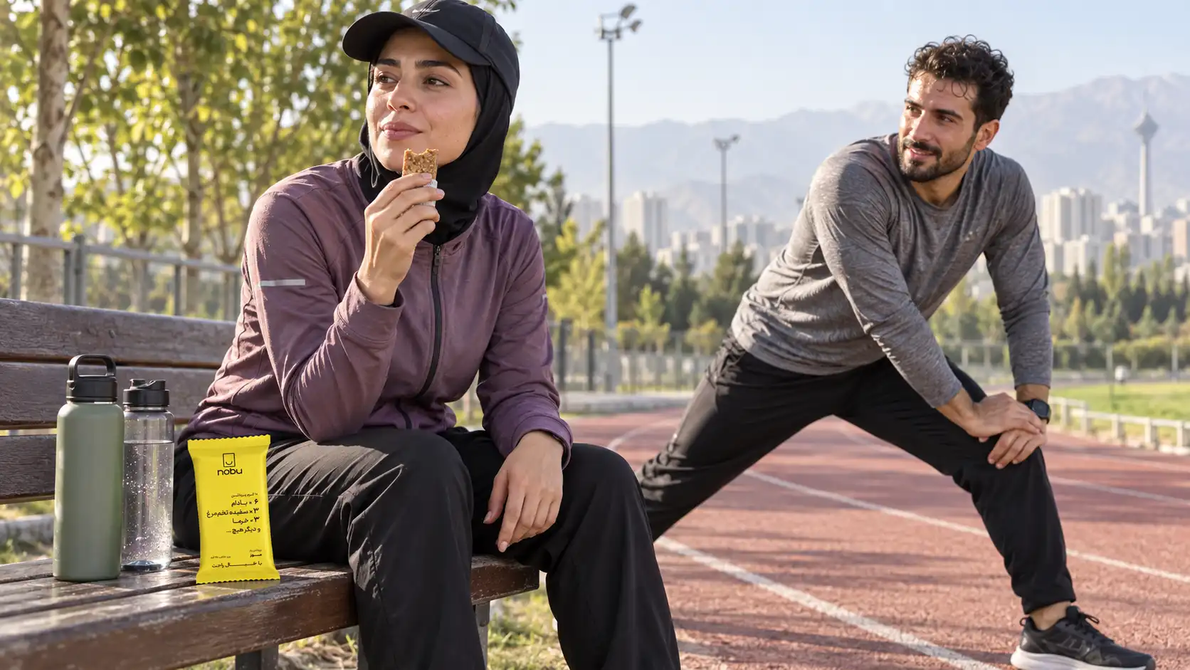 دونده در حال مصرف پروتئین بار نوبو بعد از تمرین
