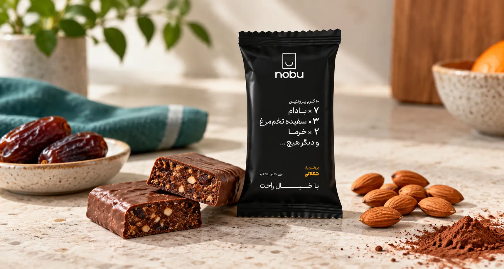 پروتئین بار شکلاتی نوبو کنار خرما، بادام و پودر کاکائو